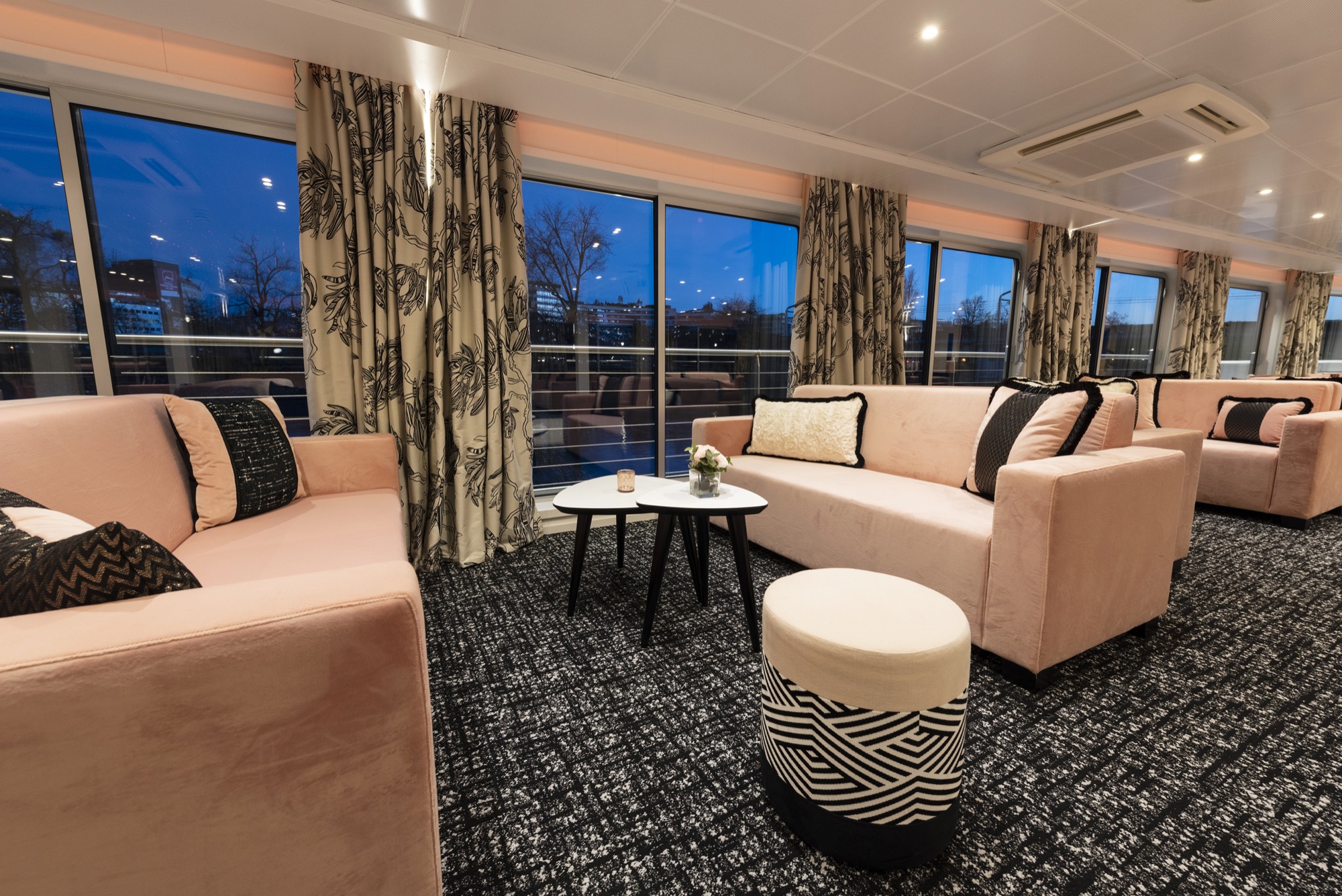 CroisiEurope MS Renoir Salon Bar 1.jpg